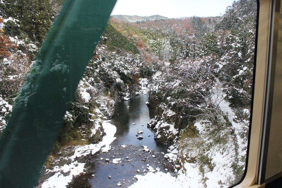 鉄橋の上からは、こんな雪景色の絶景