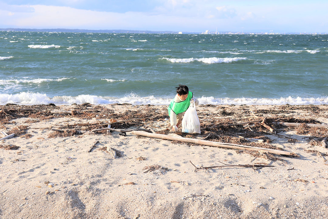 漂着ゴミが浜辺に打ち寄せられています