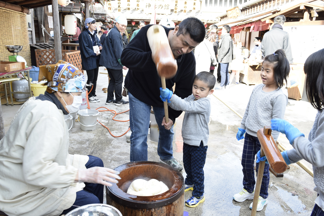Một số gia đình cho trẻ em tham gia nghi lễ giã Mochi (bánh gạo) trong lễ Mochitsuki.