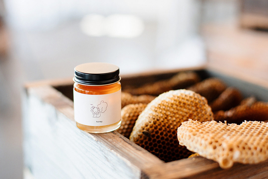昔ながらの垂れ蜜製法による蜂蜜