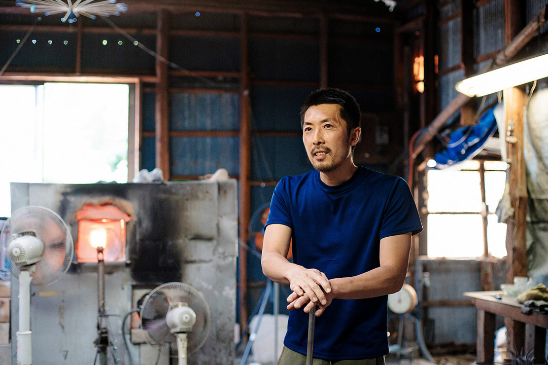 中村さんは昔ながらの窯を使い、すべて1人で作業を担っています。