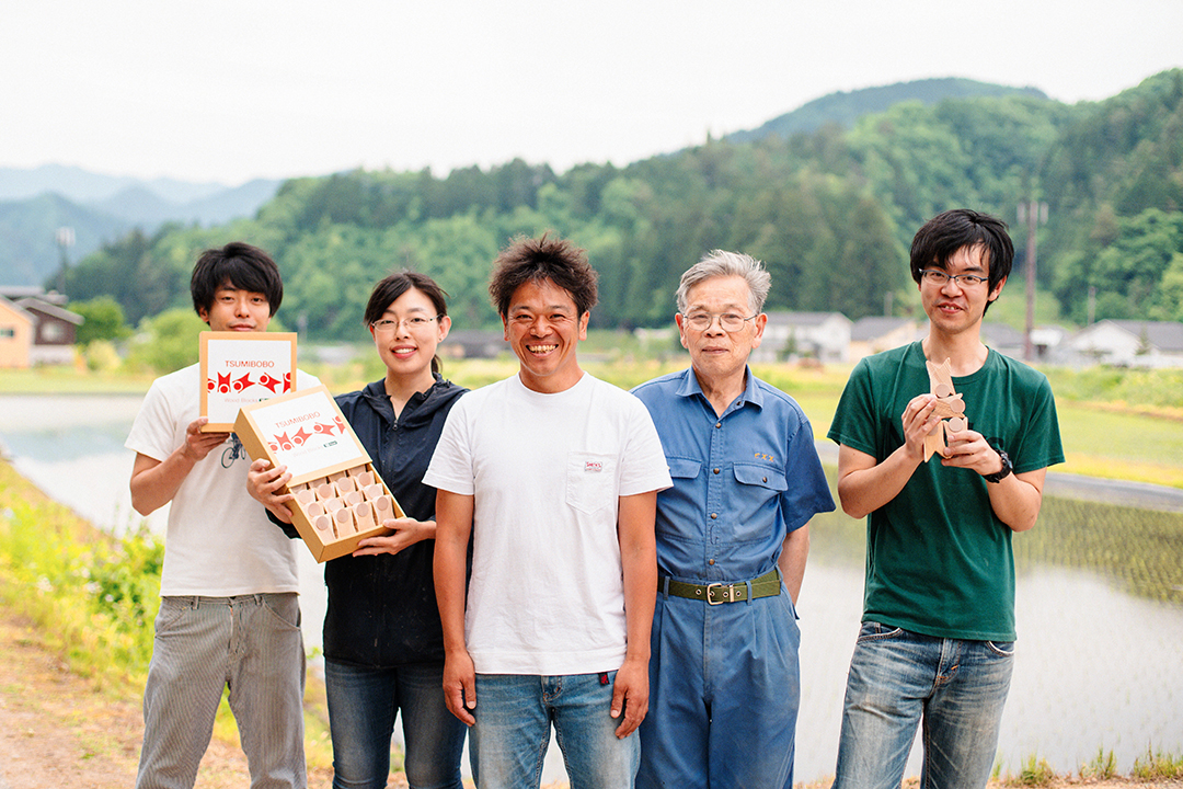 「白百合工房」2代目の上野望さん、飛騨最高齢の現役職人である上野良一さん、スタッフのみなさん。