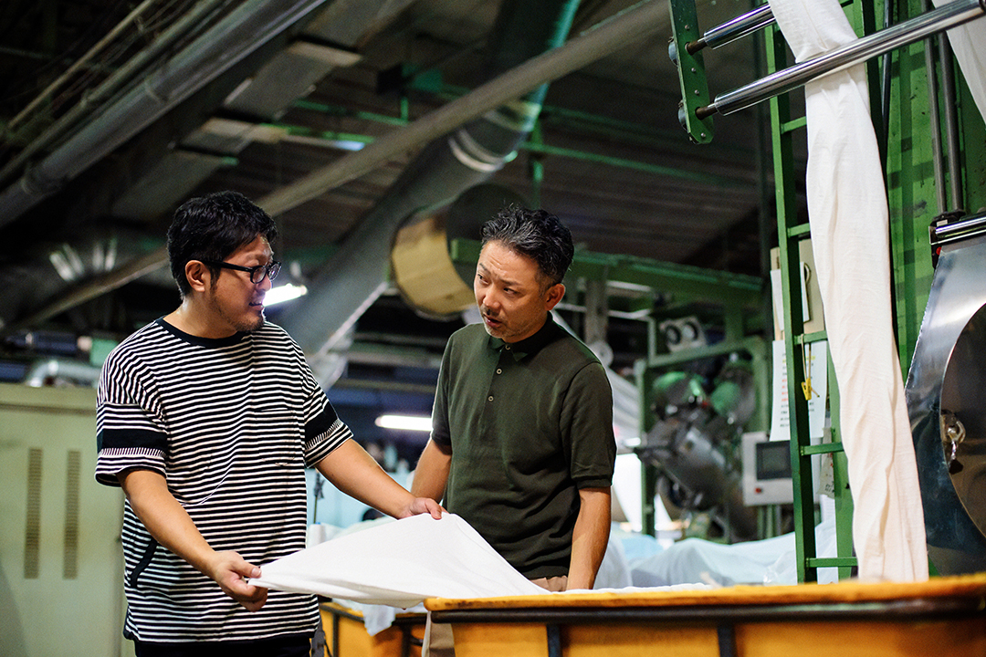 春日染工の加藤さん（左）と、スマイルコットン代表取締役社長の片山英尚さん（右）