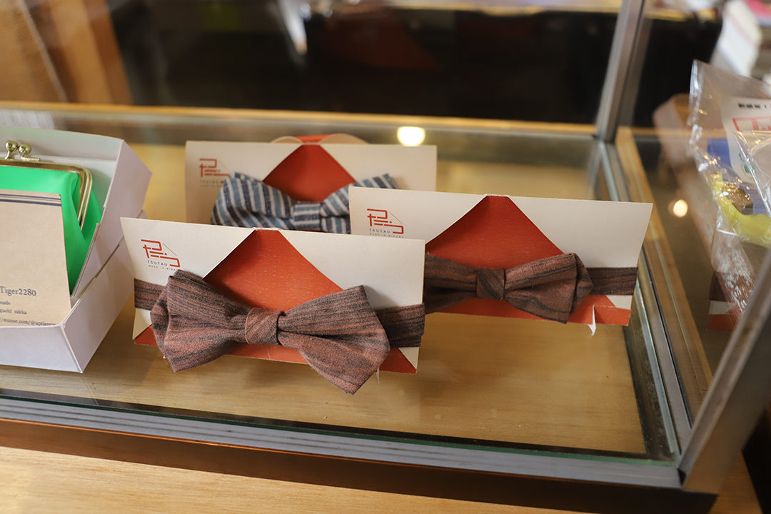 ハンドメイド作家tsutauさんが三河地方の伝統工芸「三河木綿」を使用して制作した蝶ネクタイ