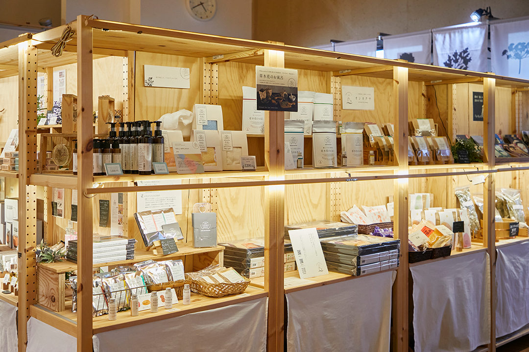 「恵みの湯」内で日本温浴研究所が展開するさまざまな商品