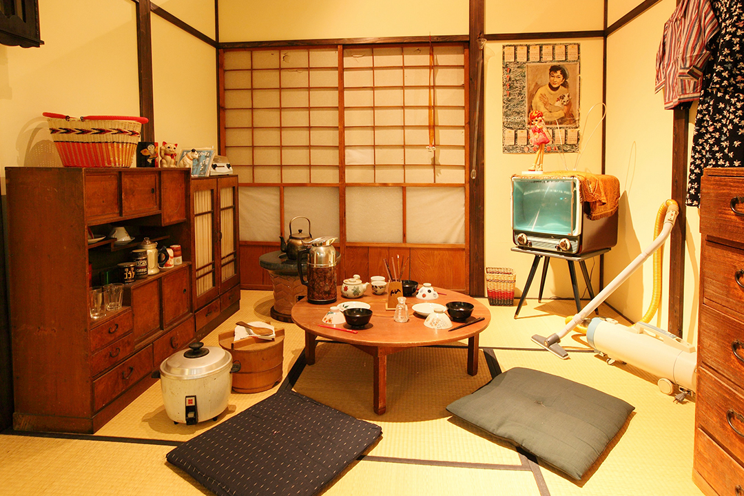 昭和の街並みや茶の間が再現されたノスタルジックな空間